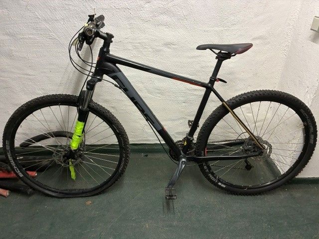 Grau-schwarzes Mountainbike