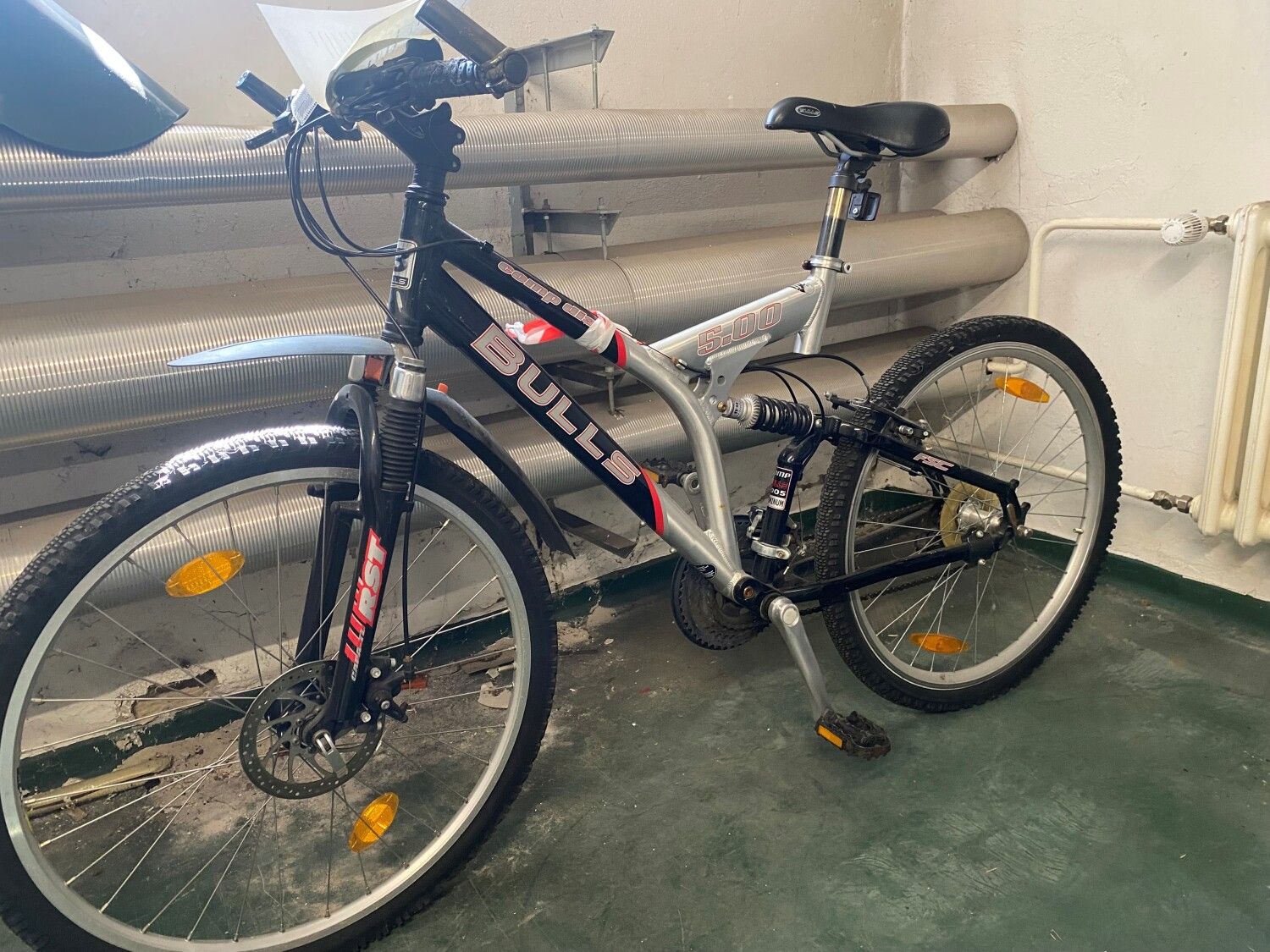 Schwarz-silbernes Herrenfahrrad
