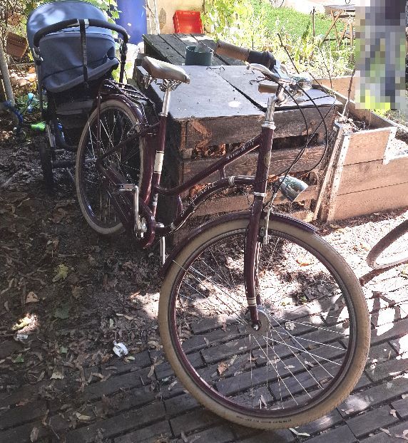 Dunkelrotes Damenfahrrad