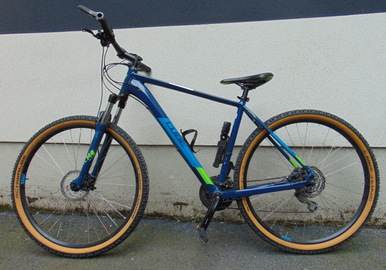 Blaues Herrenfahrrad