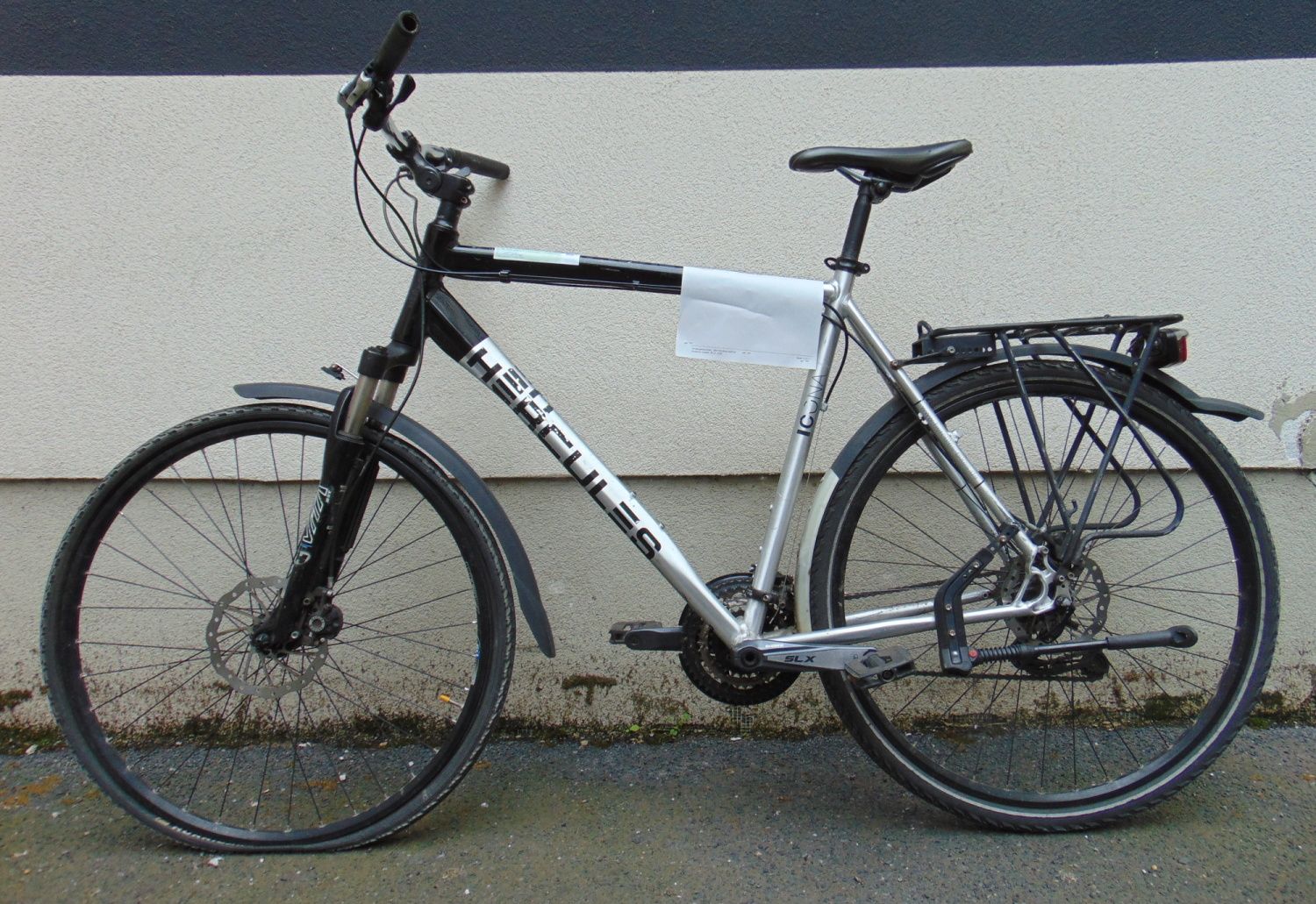 Schwarz-silbernes Herrenfahrrad