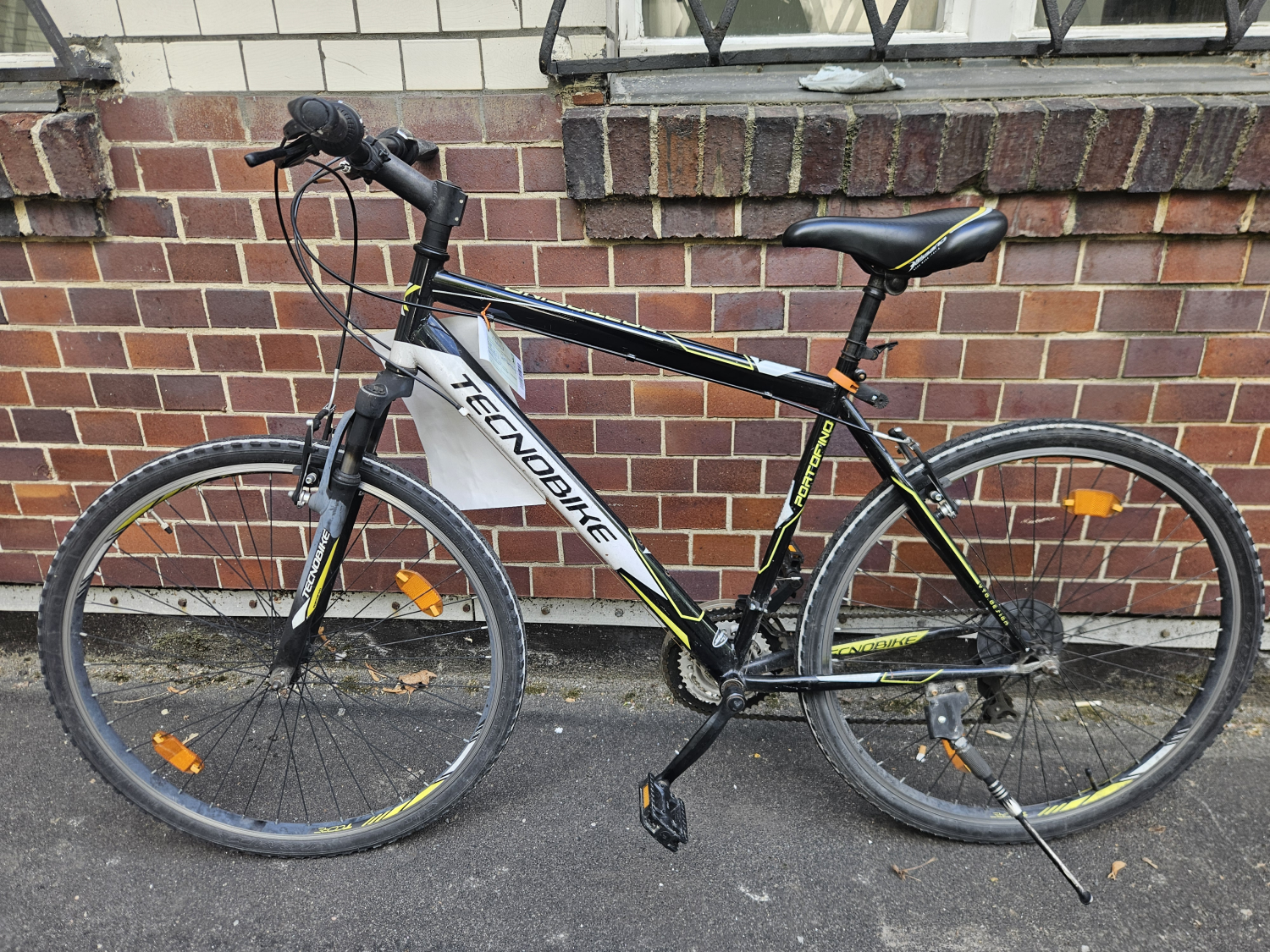 Schwarz-weiß-gelbes Herrenfahrrad