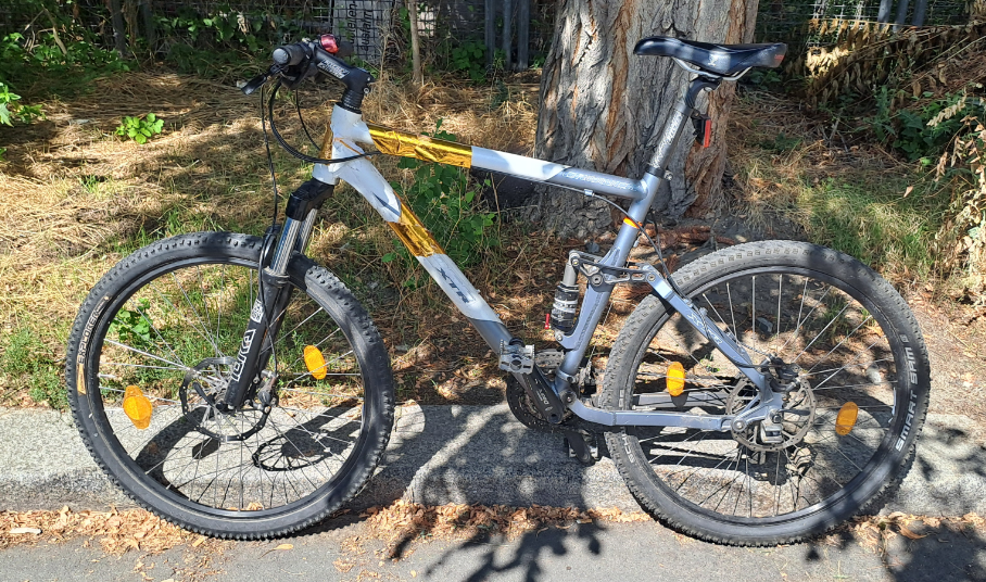 Grau-goldenes Herrenfahrrad