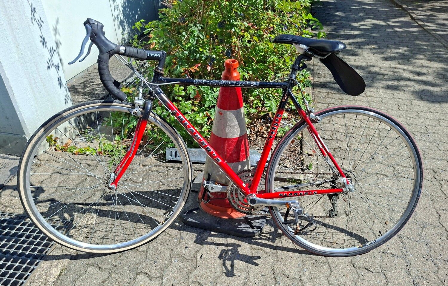 Schwarz-rotes Herrenfahrrad