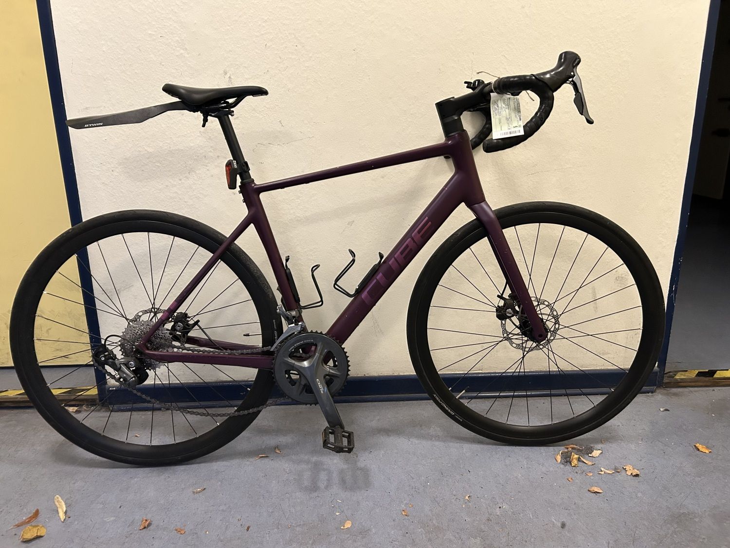 Lilafarbenes Herrenfahrrad
