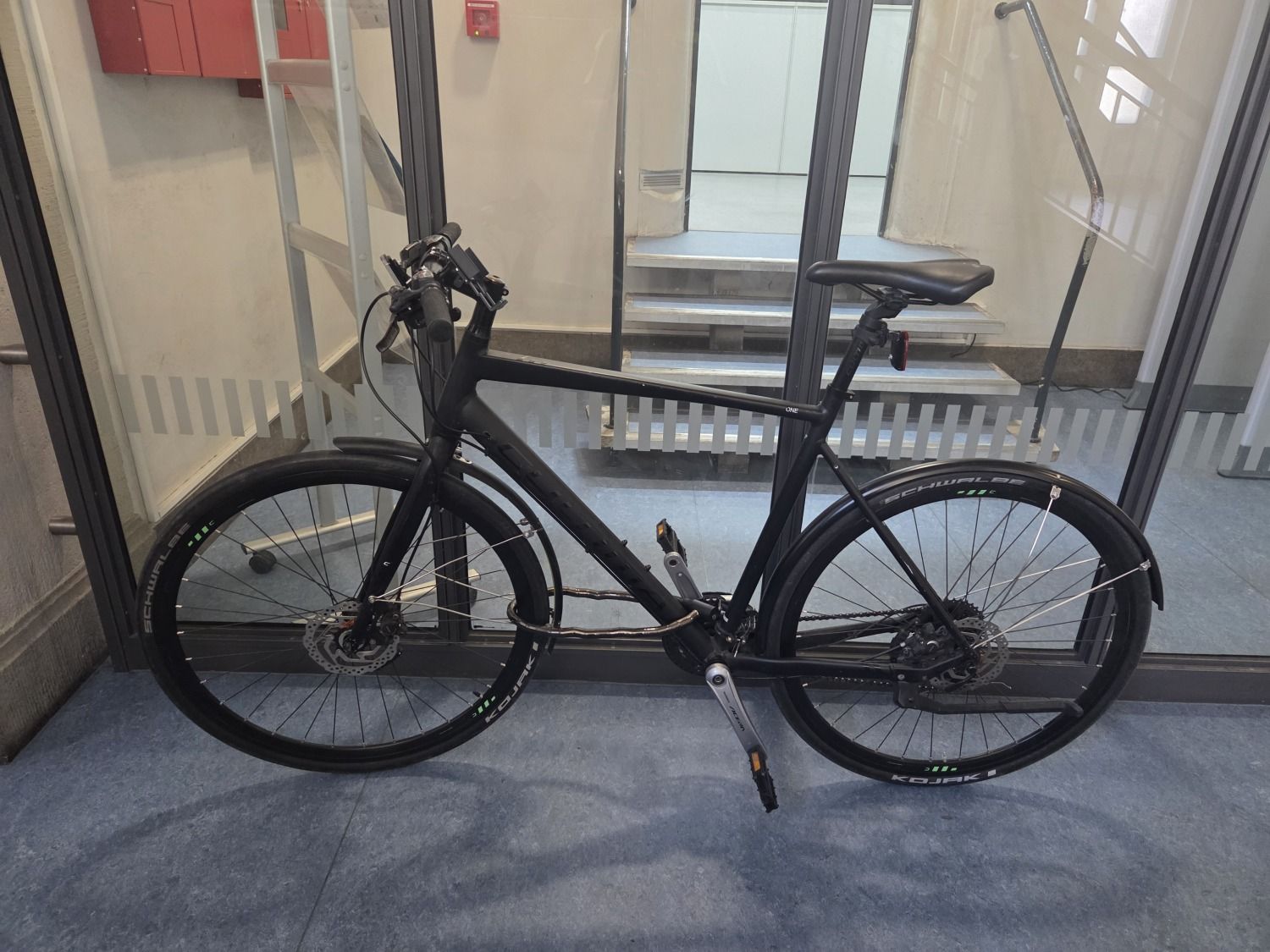 Schwarzes Trekkingrad