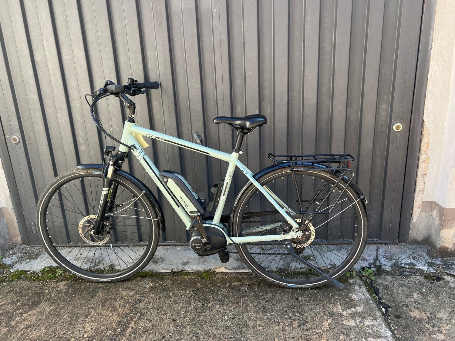 Mint-grünes E-Bike