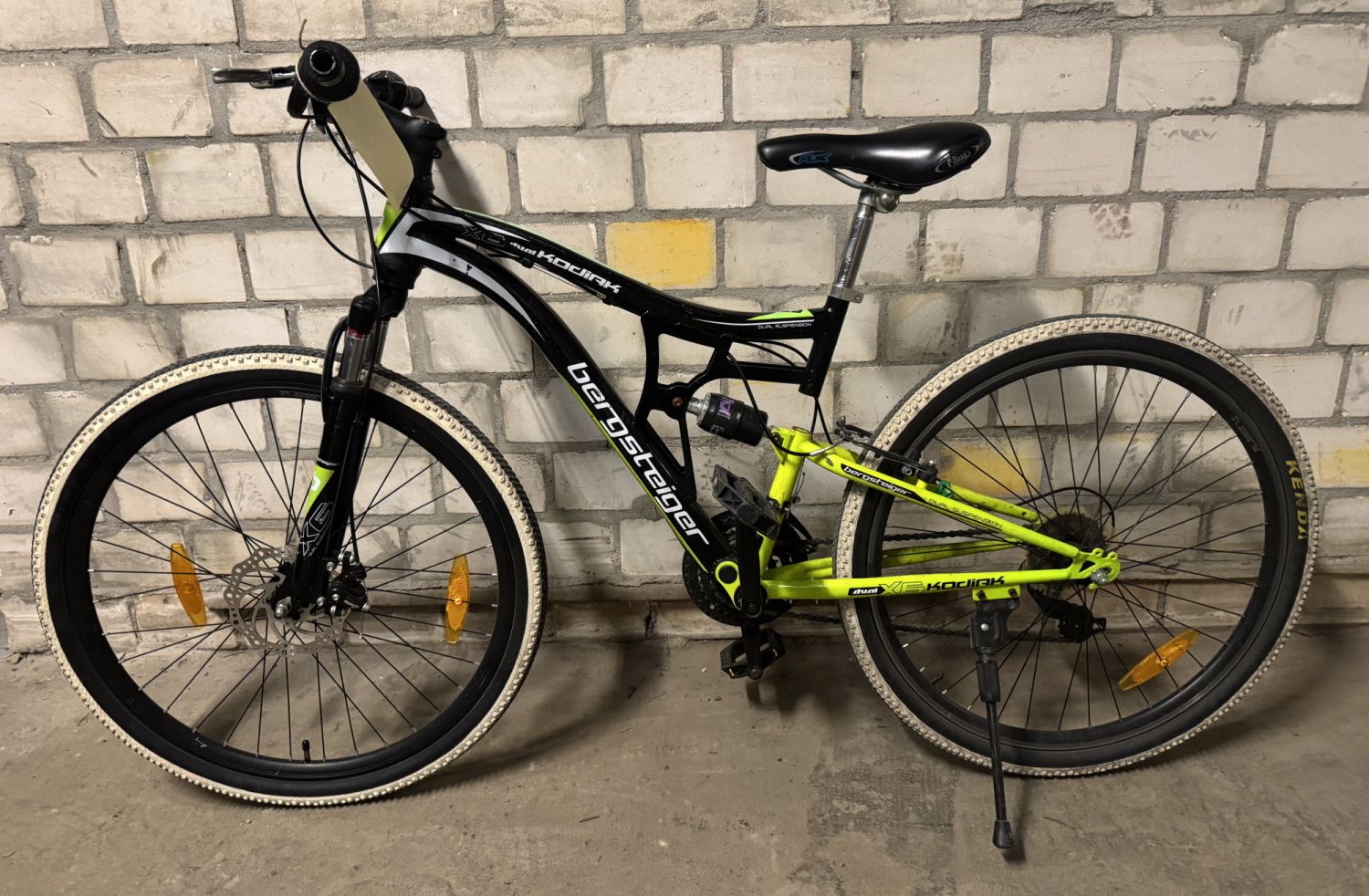 Schwarz-gelbes Herrenfahrrad