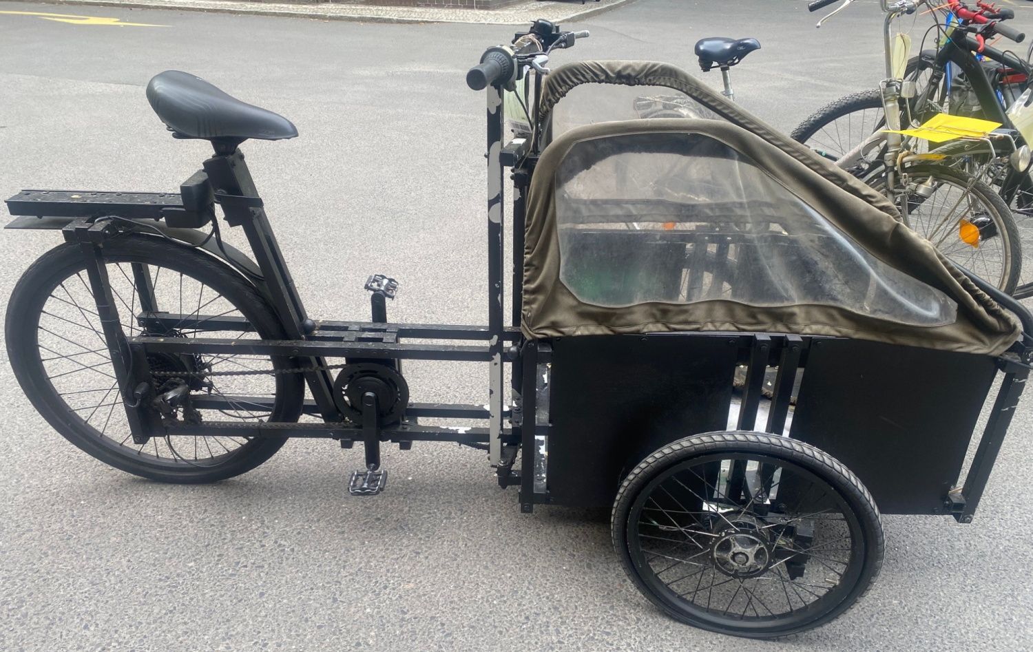 Schwarzes Lastenfahrrad