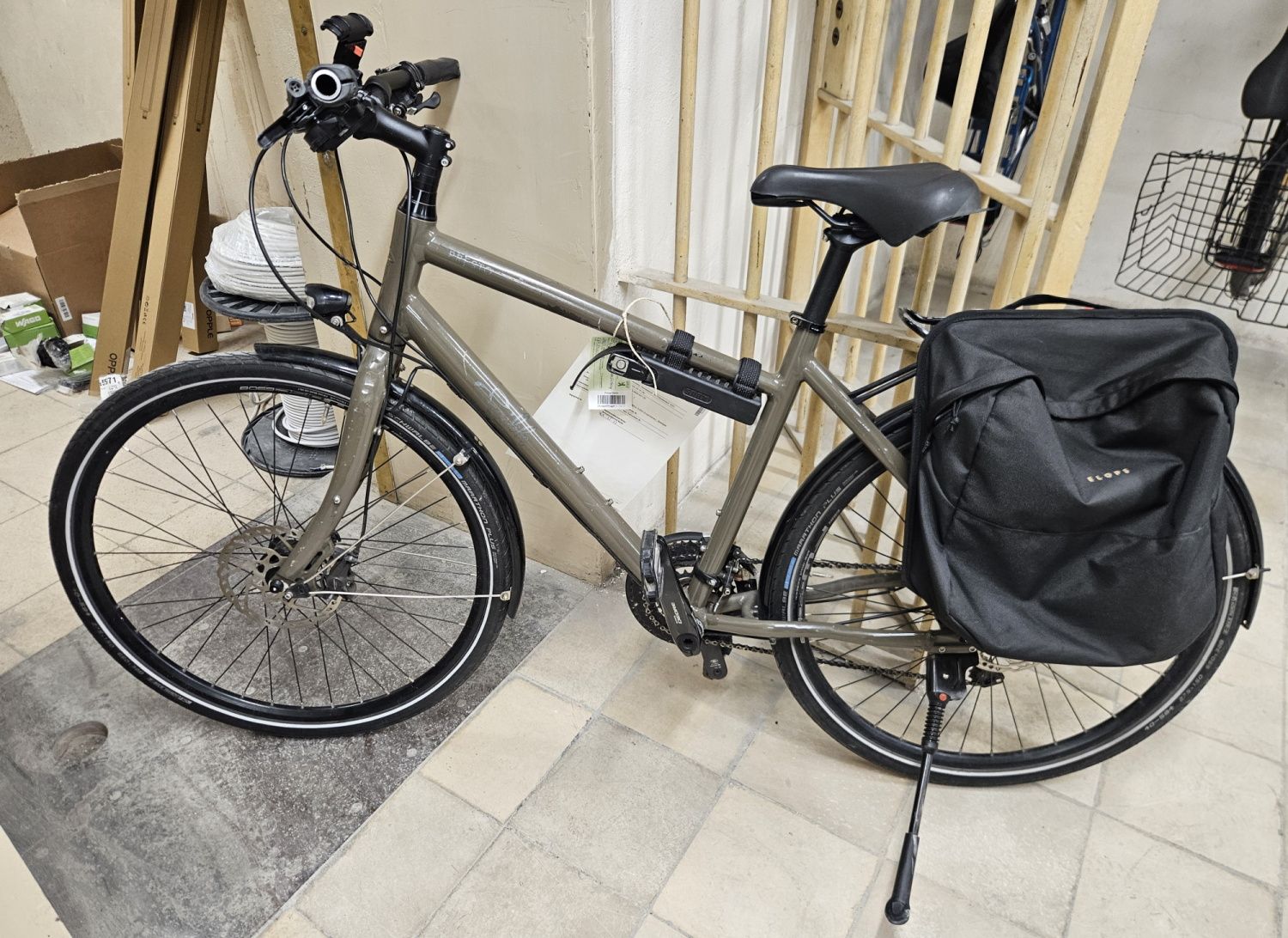 Grau-braunes Herrenfahrrad