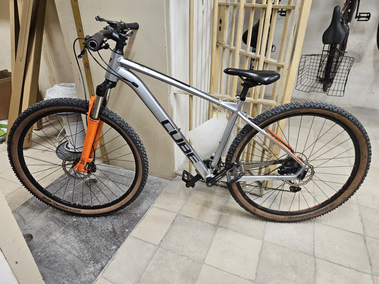 Silberfarbenes Mountainbike