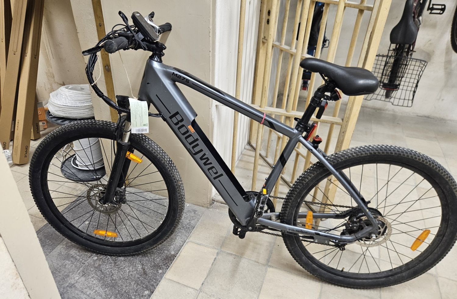 Graues E-Bike