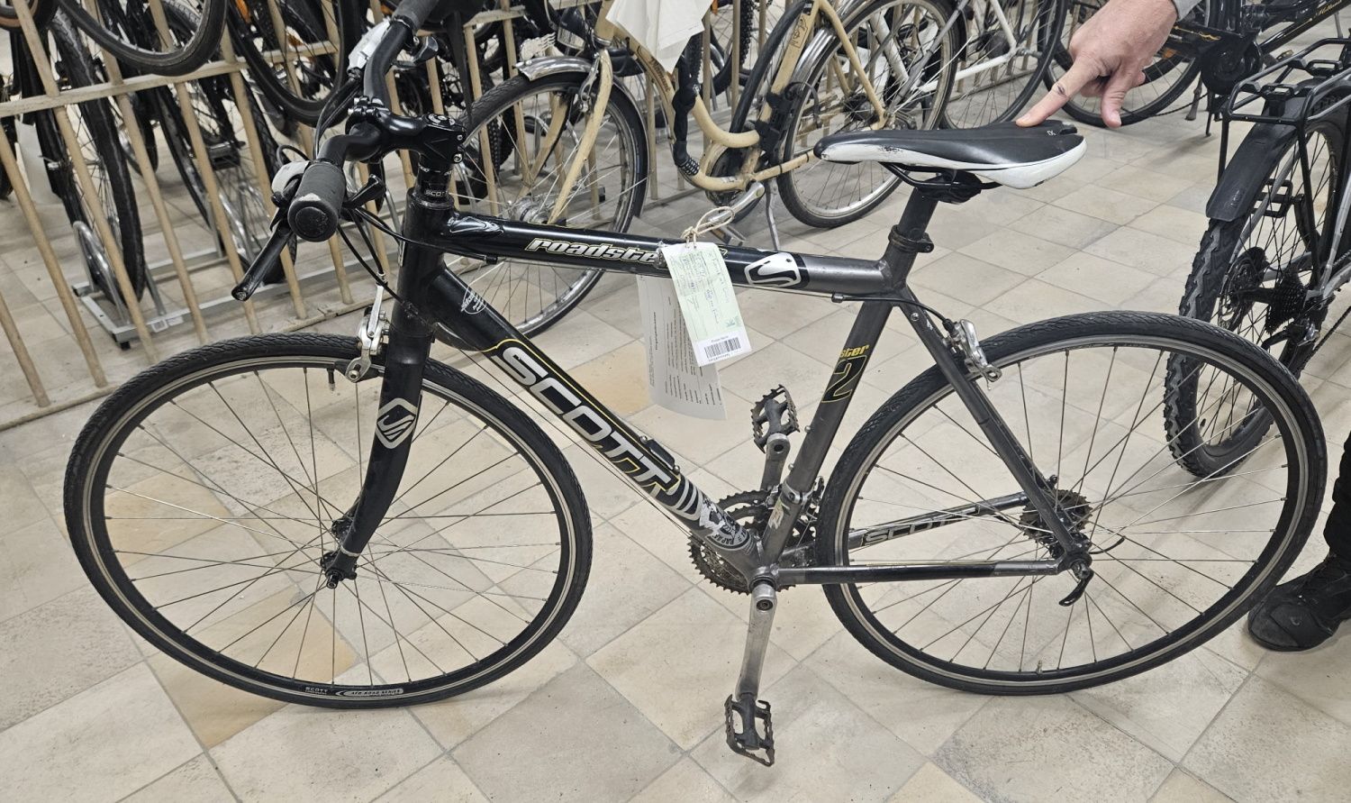 Grau-schwarzes Herrenfahrrad
