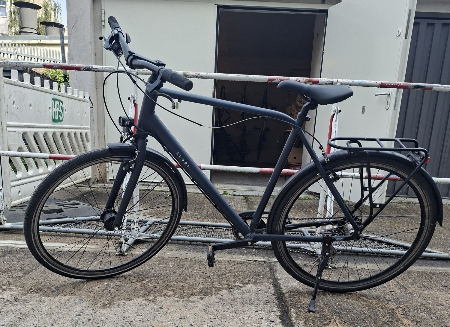 Dunkelblaues Fahrrad