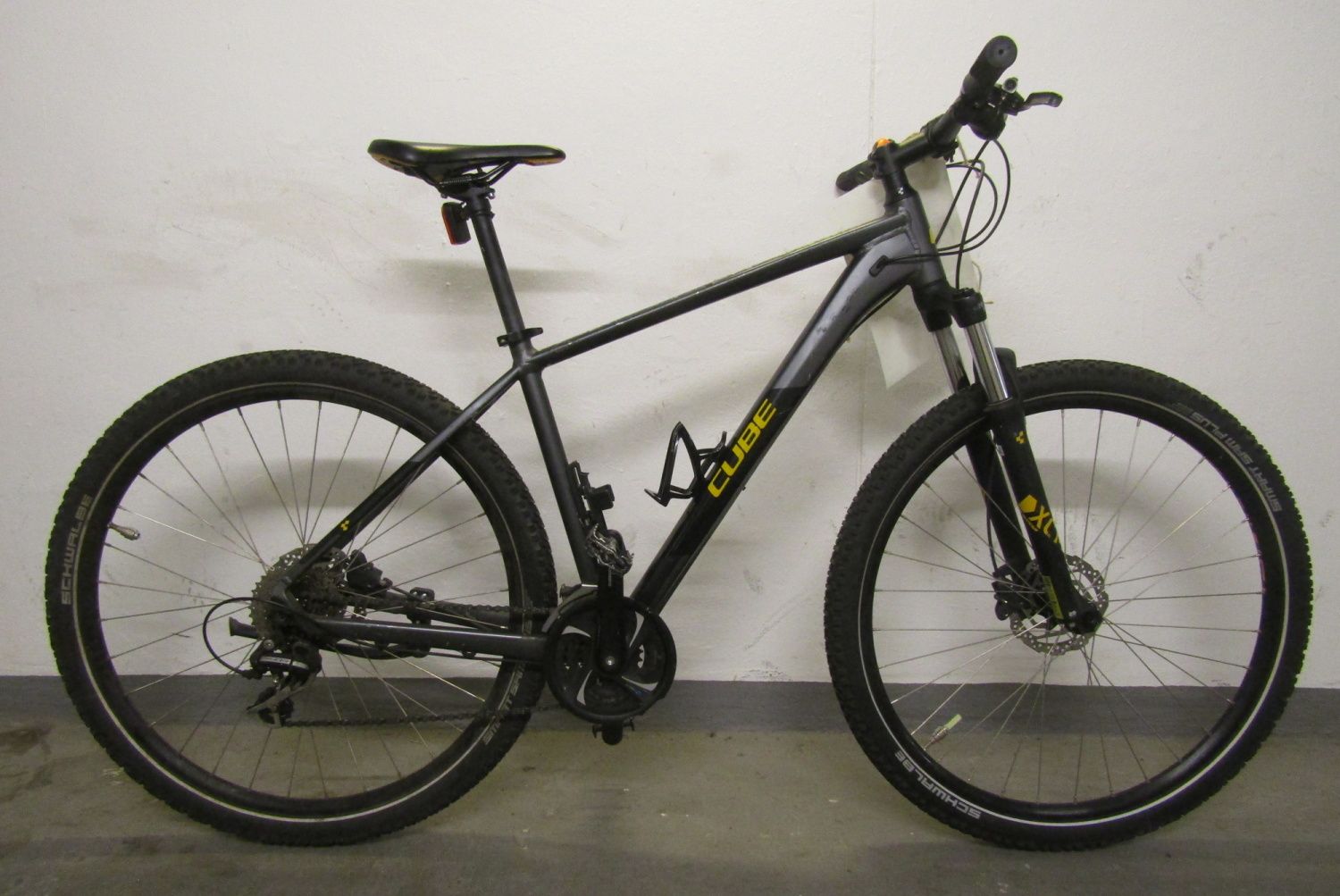 Grau-schwarzes Herrenfahrrad