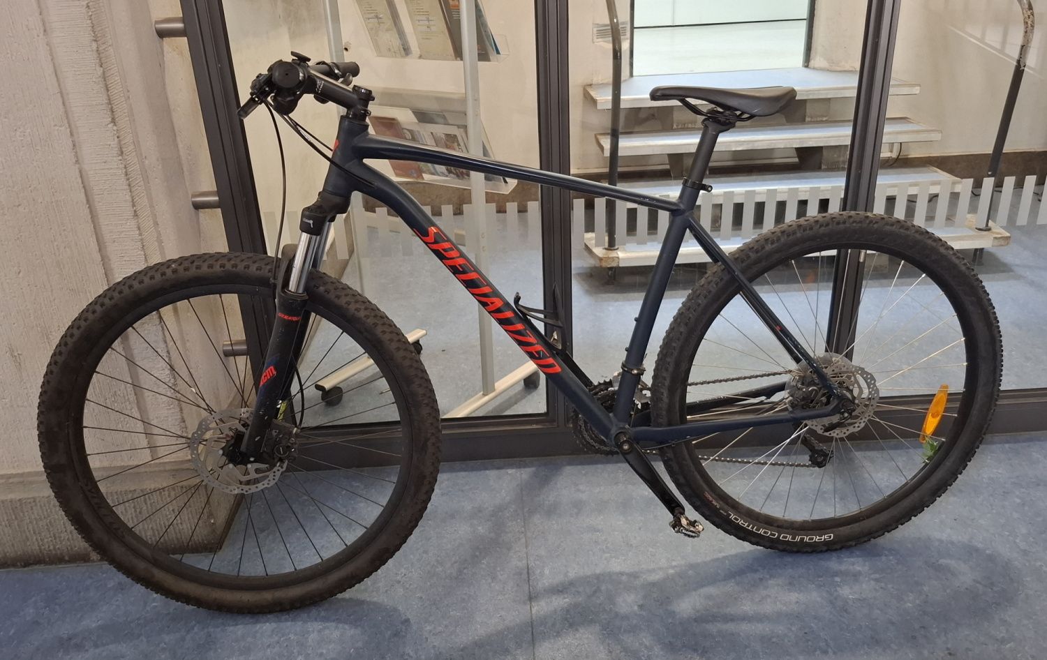 Dunkelblaues Herrenfahrrad