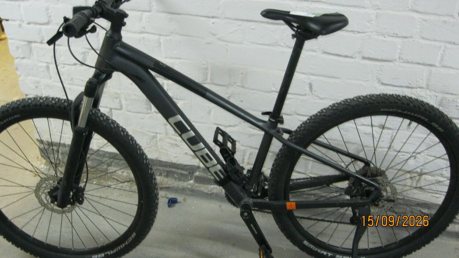 Anthrazitfarbenes Herrenfahrrad
