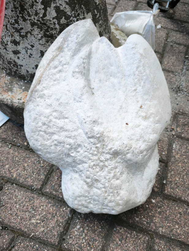Weißer Stein (vermutlich Grabstein)