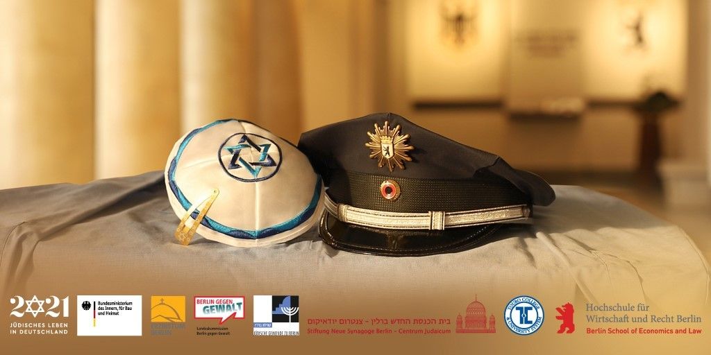 Kippa und Polizeimütze