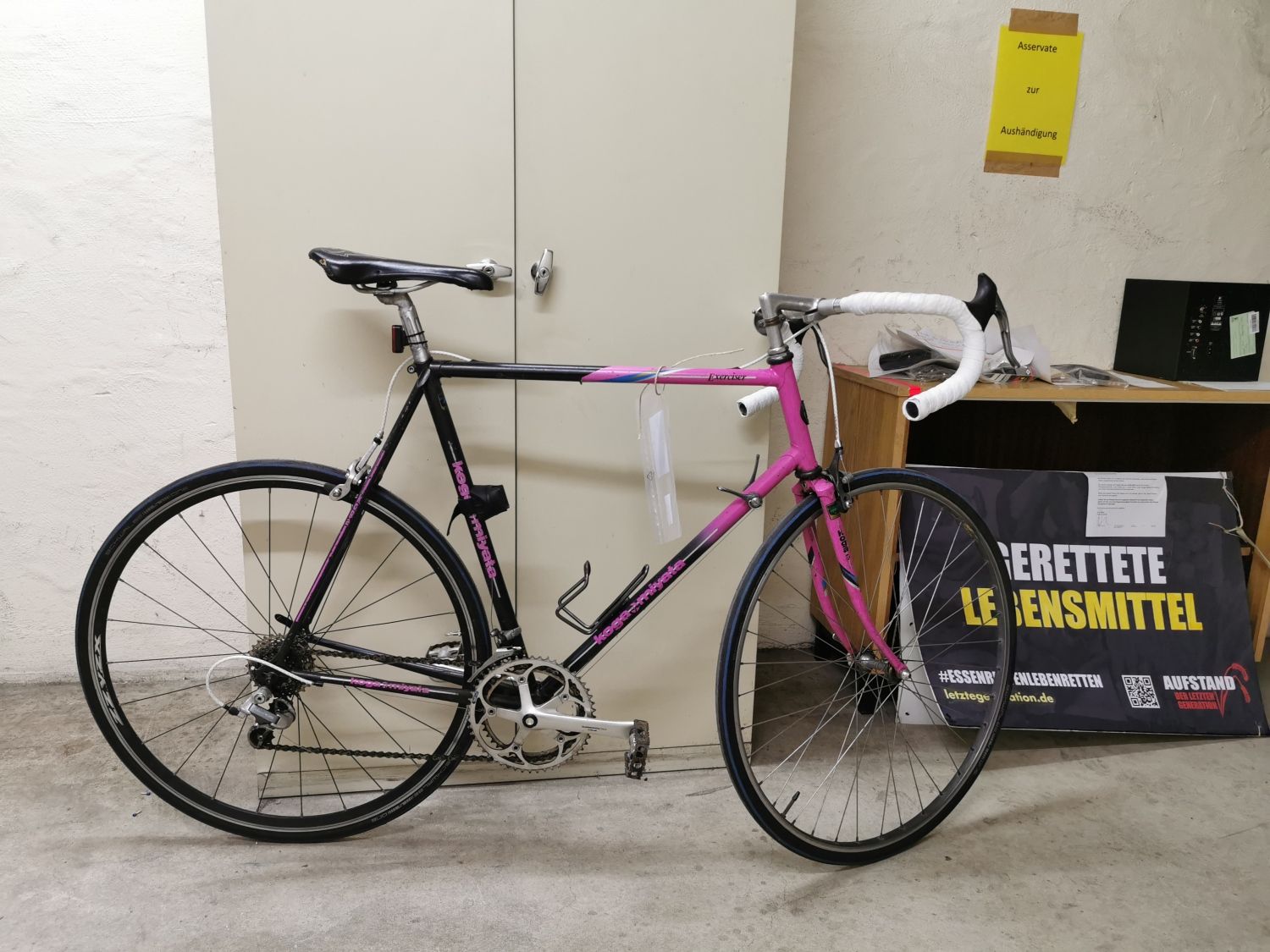 Schwarz-pinkfarbenes Rennrad