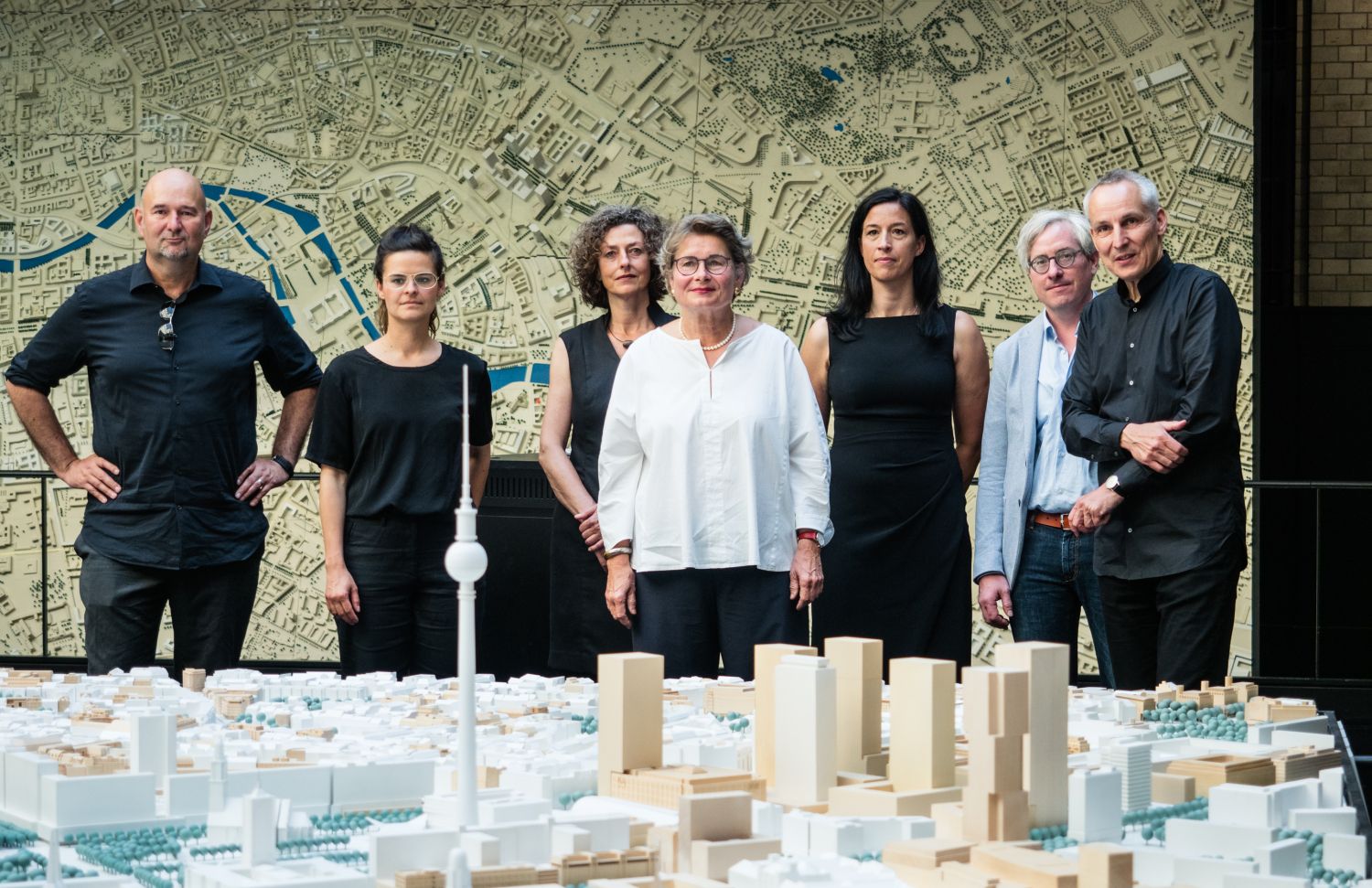Baukollegium: v.l.n.r.: Roger Boltshauser, Prof. Anne Femmer, Birgit Rapp, Prof. Petra Kahlfeldt, Prof. Maren Brakebusch, Prof. Dr. Jasper Cepl, Prof. Jörg Springer