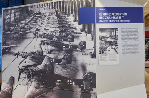 Plakat zur Rüstungsproduktion