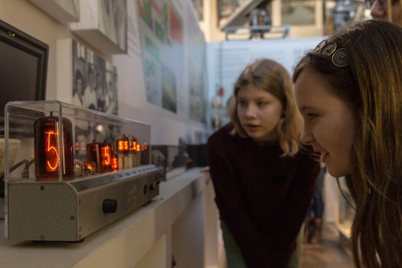Kinder entdecken die Nixie-Röhren im Industriesalon Schöneweide