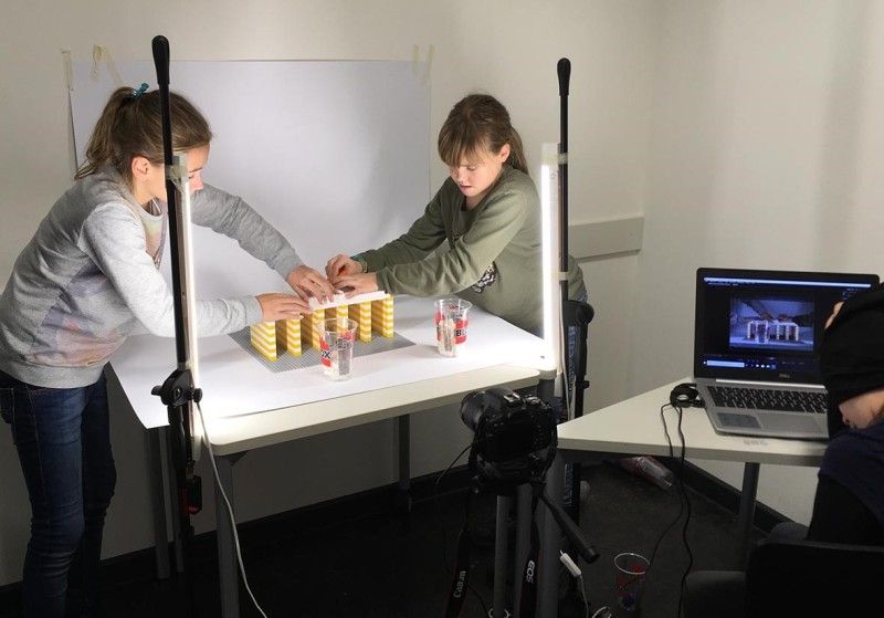 2 Kinder beim Legobau