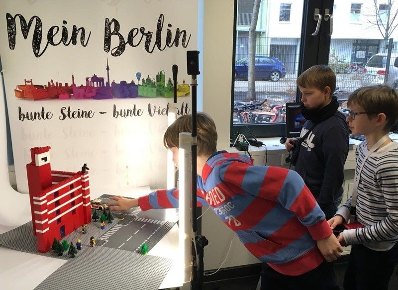 Kinder bei der Ausstellung von Legobauten