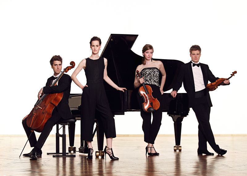 Gruppenbild des Notos Quartett am Flügel