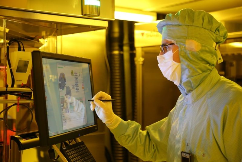 Mensch mit Mundschutz am Sensor