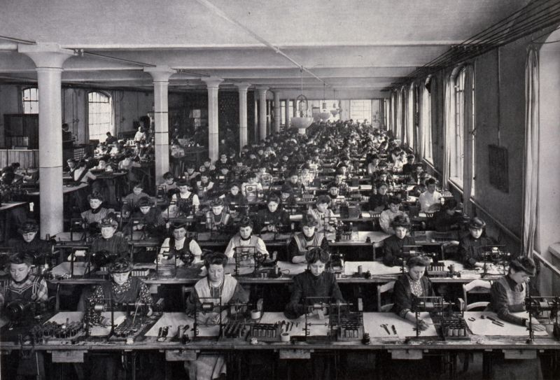 Gruppenbild schwarz-weiß von arbeitenden Frauen in einer Werkhalle beim Spulenwickeln