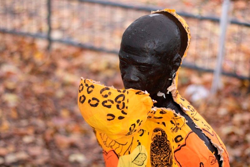 Denkmal von einer Papphülle im Leopardenlook umhült