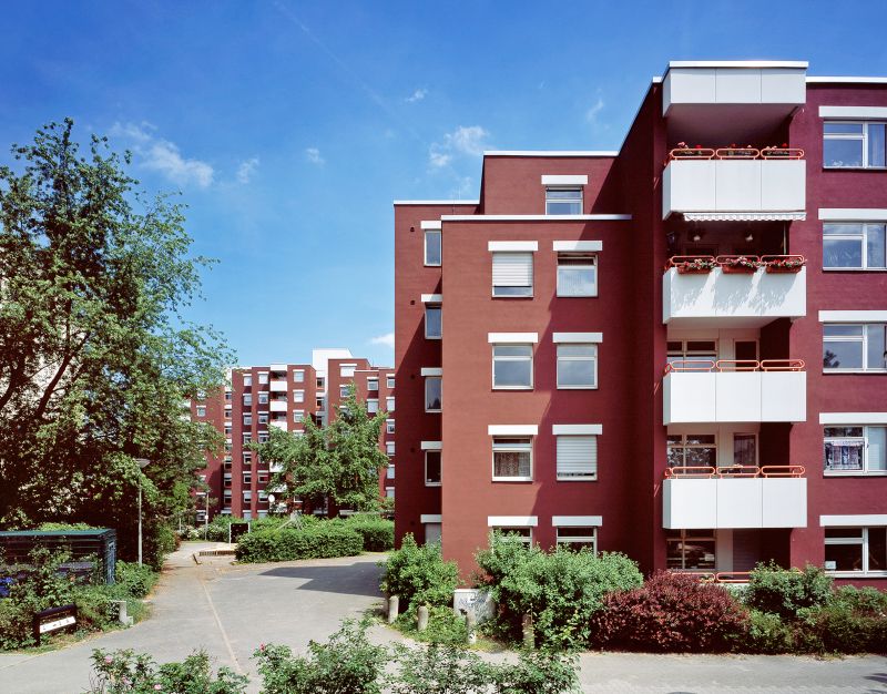 Blick auf rote Wohnhäuser in der Cité Foche