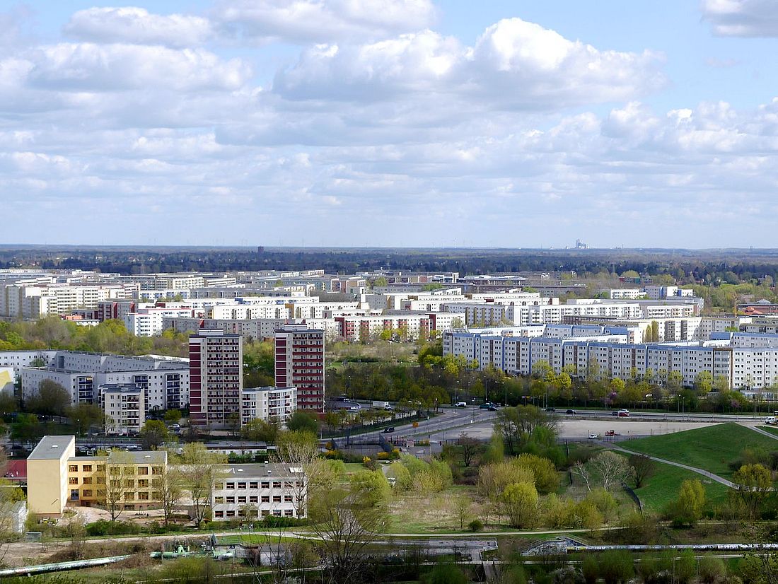 Blick vom Kienberg über das Wuhletal auf die Großsiedlung Hellersdorf
