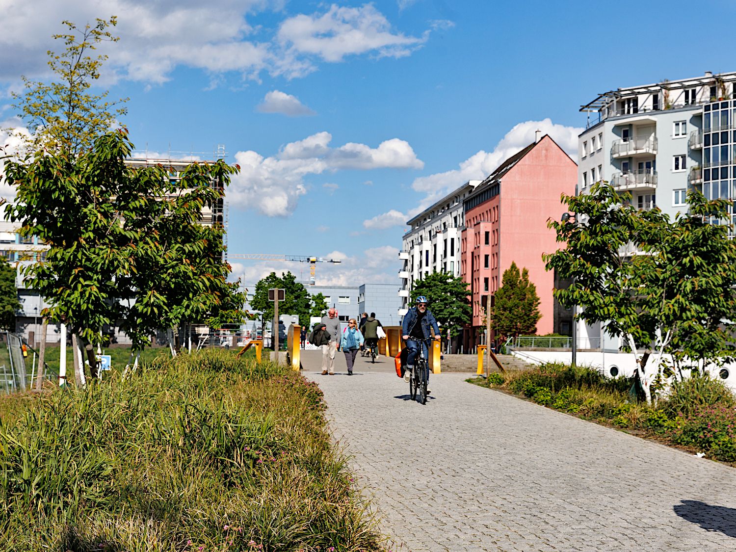 Otto Weidt-Platz am Übergang zum Golda-Meir-Steg