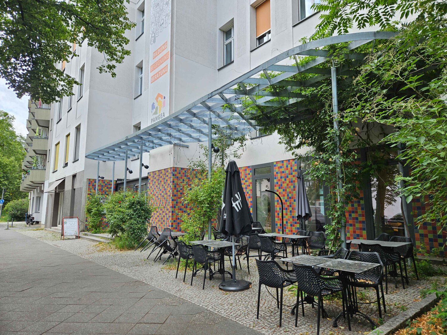 Nach der Sanierung wirken die farbenfrohe Fassade und das Café einladend.