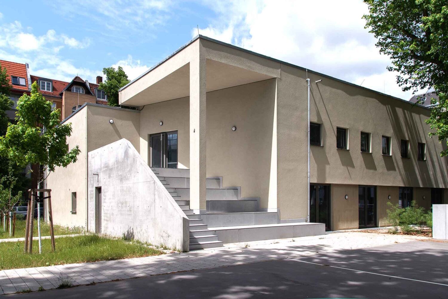 Beschreibung: Freitreppe und Tribüne am Neubau mit Blick auf den Bolzplatz