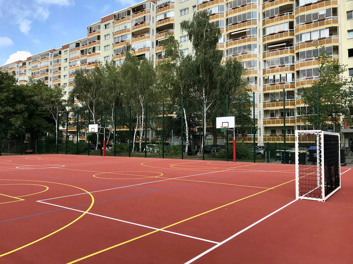 Multifunktionsspielfeld nach der Sanierung der Sportanlage (Kampfbahn Typ C)