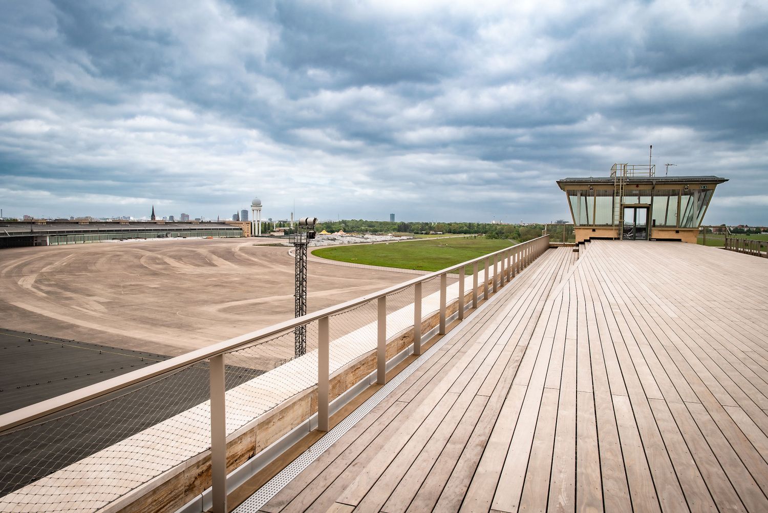 THF Tower - Dachterrasse mit Blick auf Flughafengebäude und Tempelhofer Feld