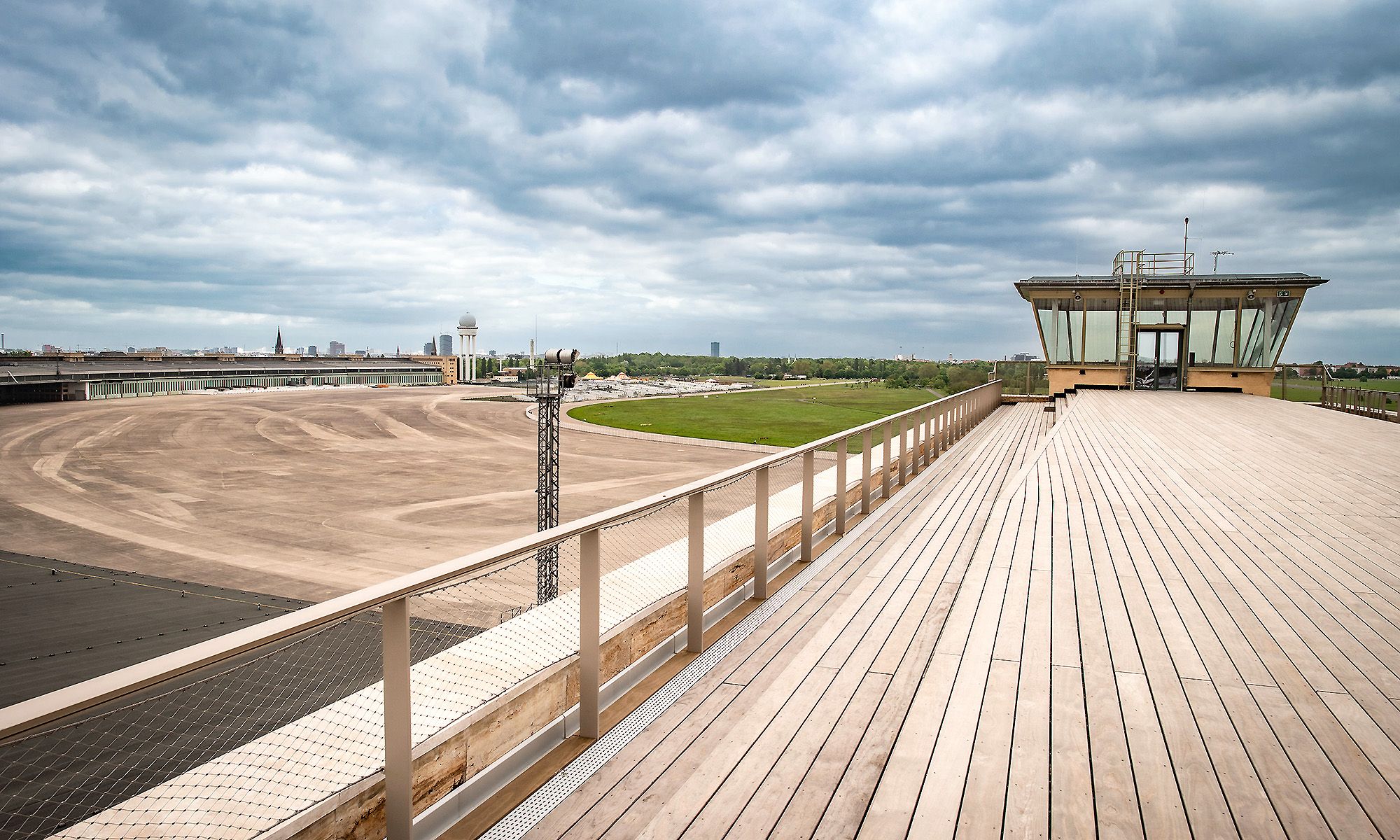 THF Tower - Dachterrasse mit Blick auf Flughafengebäude und Tempelhofer Feld