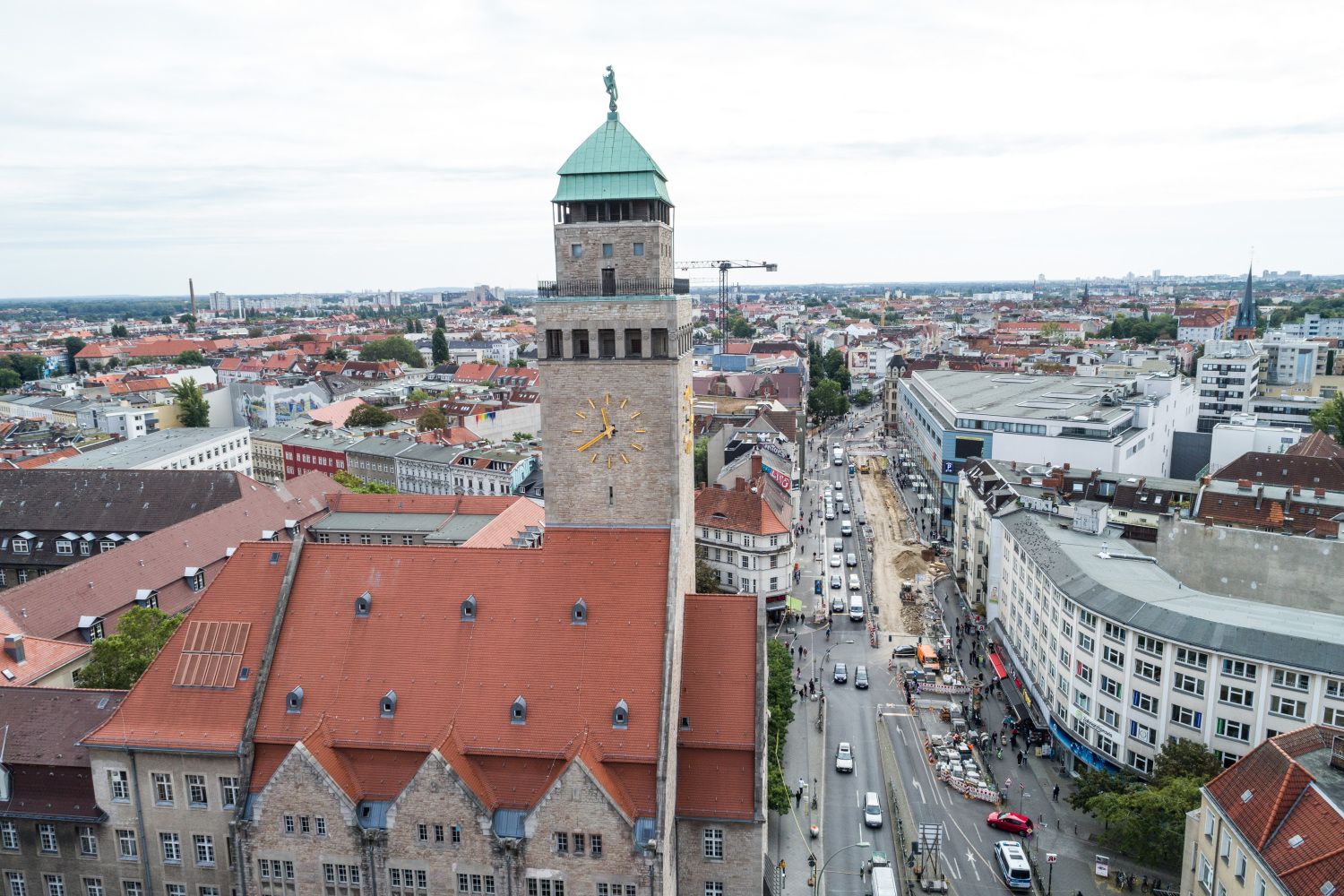 Karl-Marx-Straße mit Rathaus Neukölln