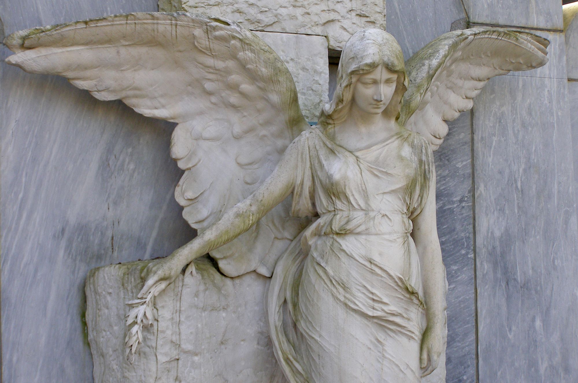 Detail historisches Wandgrab – Marmorengel