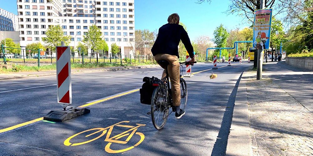 Temporärer Radfahrstreifen am Schöneberger Ufer in Mitte