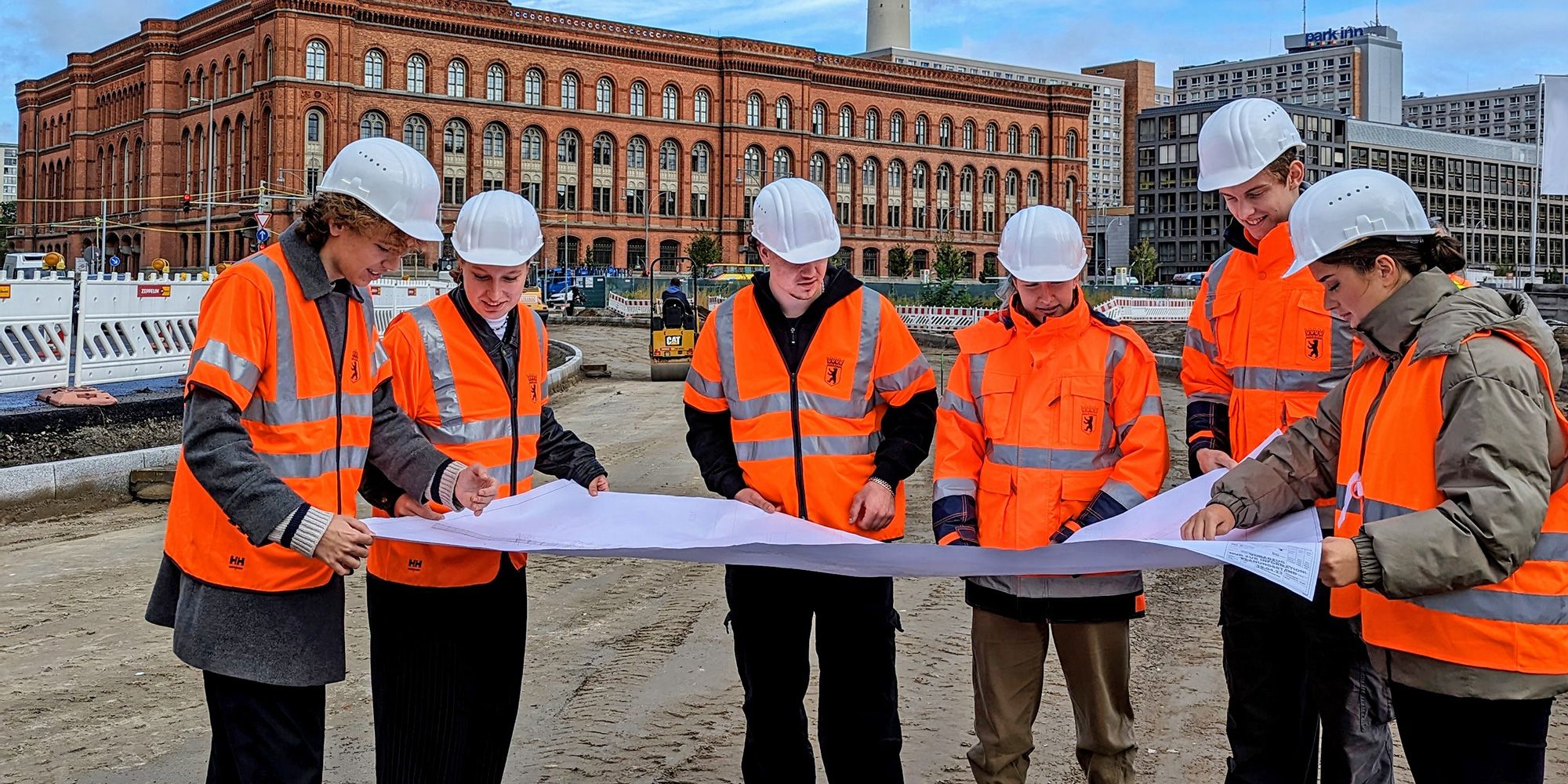 Studierende beim dualen Studium Bauingenieurwesen