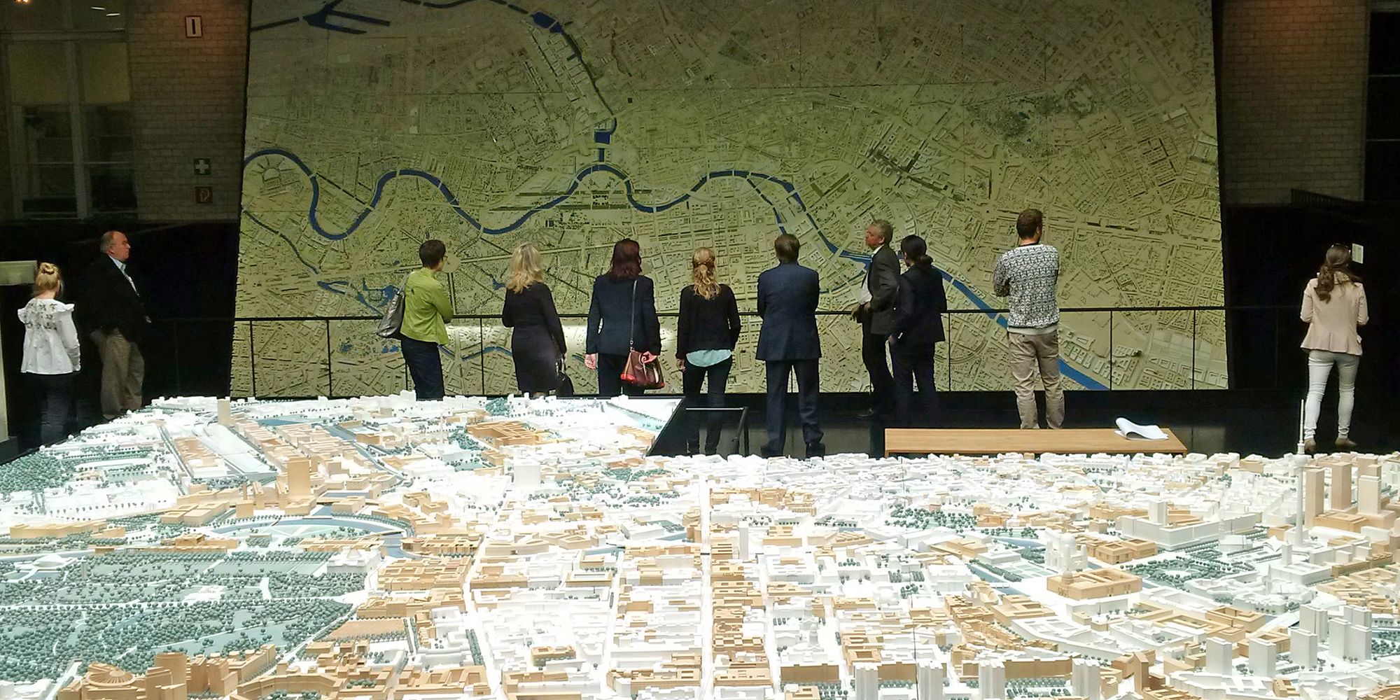 Delegation vor dem Stadtmodell