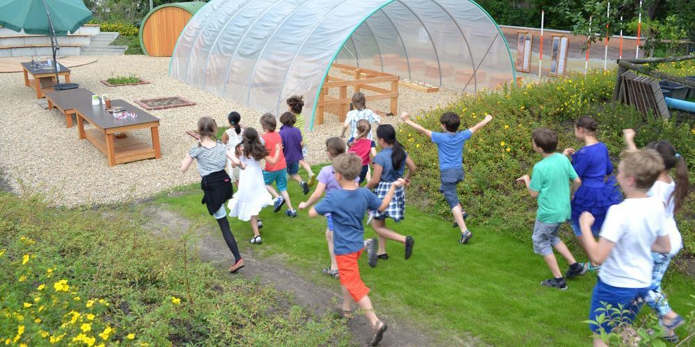 eine Gruppe Kinder rennt in den Bodengarten