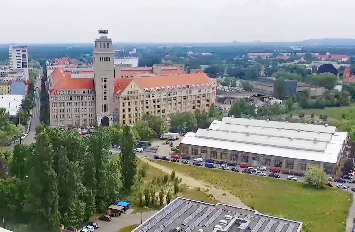 Blick auf das ehem. WF-Gelände mit dem Peter-Behrens-Bau in der Ostendstraße 1–6