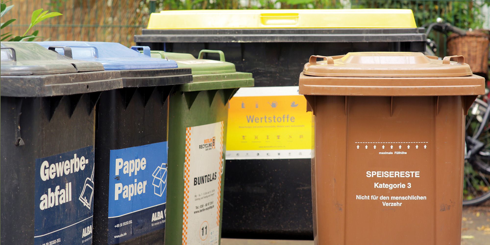 Die Speiseresttonne (rechts) komplettiert die gesetzeskonforme Getrenntsammlung. (Bild: ICU / Steins)