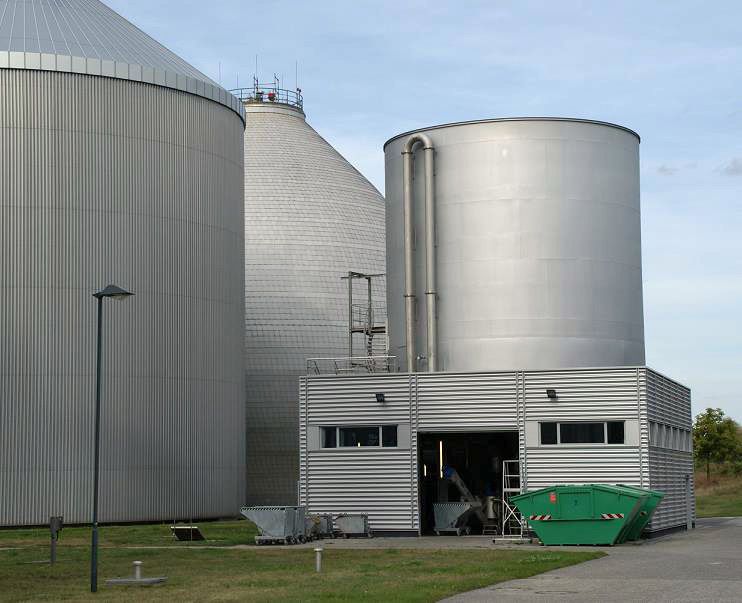 AirPrex® Anlage vor den Faultürmen auf der Kläranlage Waßmannsdorf.